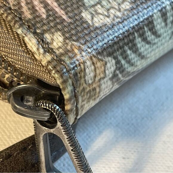 Sakroots smartphone crossbody wallet coated canvas pastel elephant - Picture 13 of 16